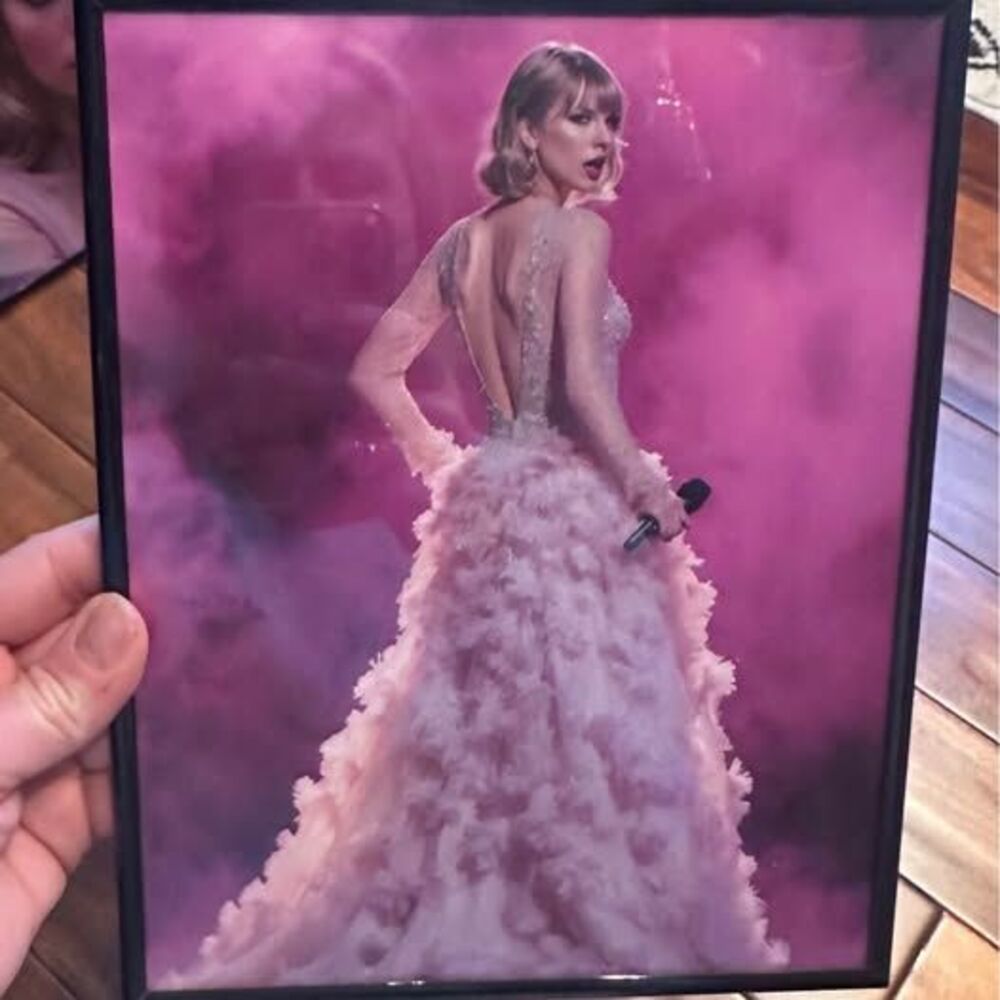 Taylor Swift Picture Lot Set of 5 - Picture 6 of 7